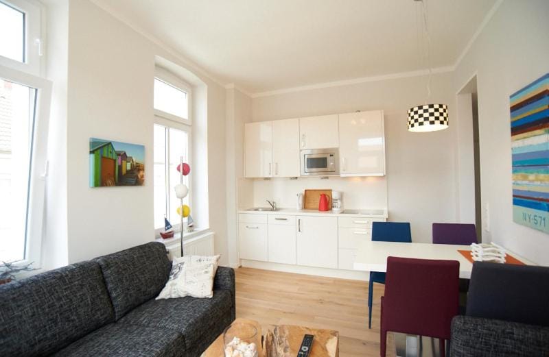 Kitchen or kitchenette, Living room, Seating area, Dining area