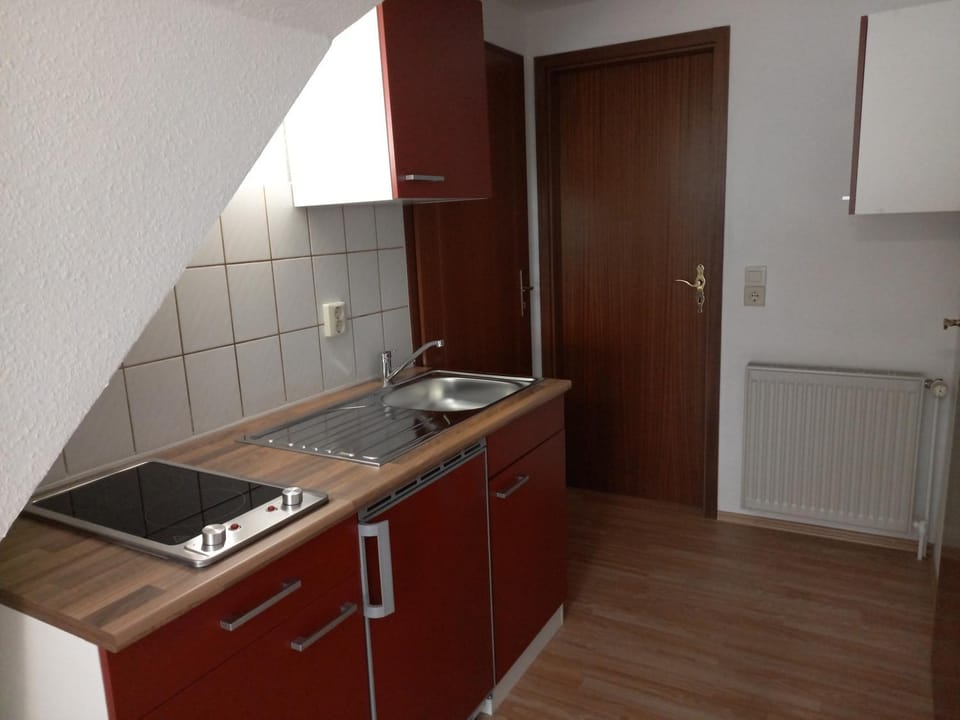 Coffee/tea facilities, Kitchen or kitchenette, stove