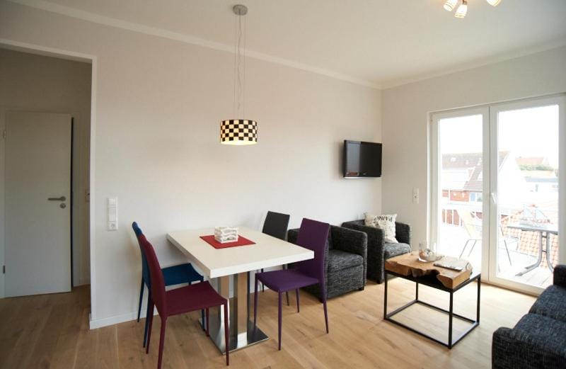 Kitchen or kitchenette, Living room, Seating area, Dining area