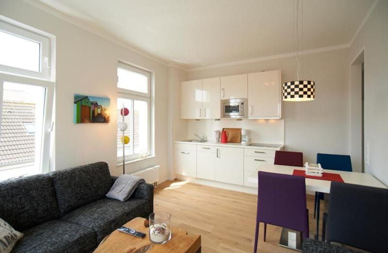 Kitchen or kitchenette, Living room, Seating area, Dining area