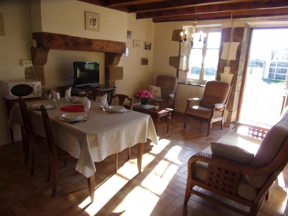 Charmante fermette au sud avec jardin et animaux acceptés - FR-1-489-311 House in Auvergne-Rhône-Alpes