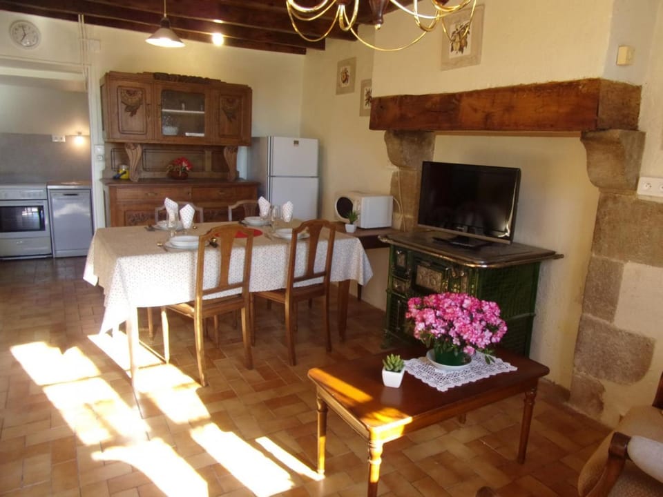 Charmante fermette au sud avec jardin et animaux acceptés - FR-1-489-311 House in Auvergne-Rhône-Alpes