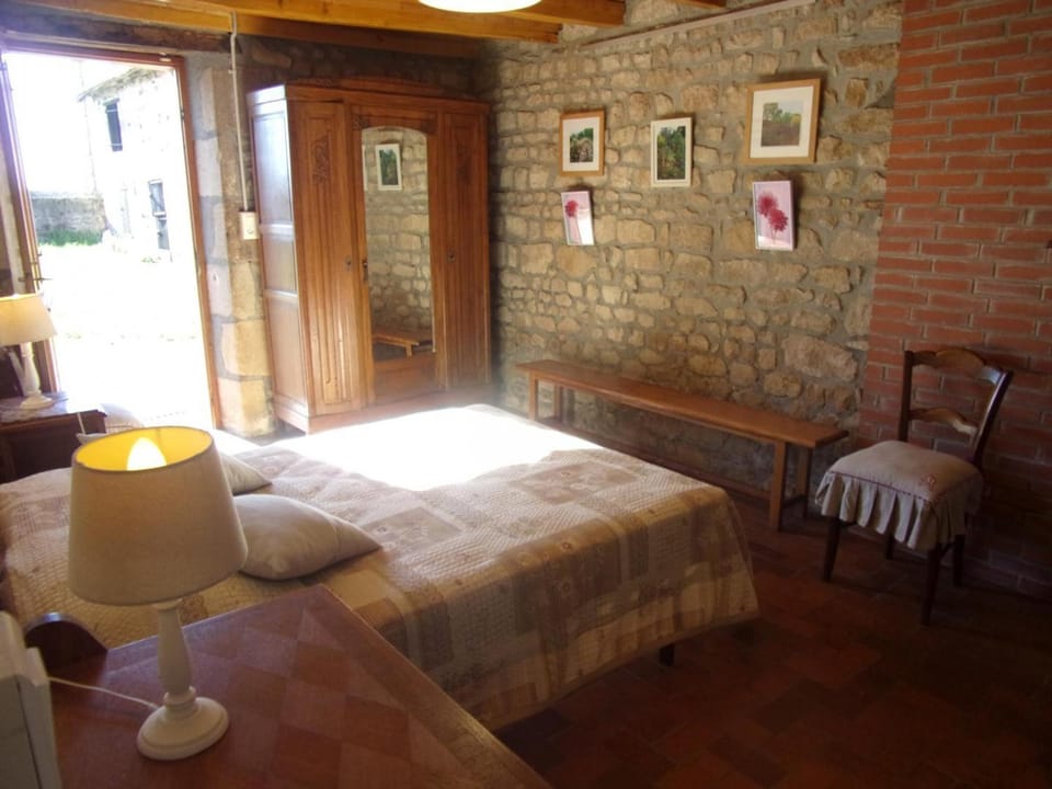 Charmante fermette au sud avec jardin et animaux acceptés - FR-1-489-311 House in Auvergne-Rhône-Alpes