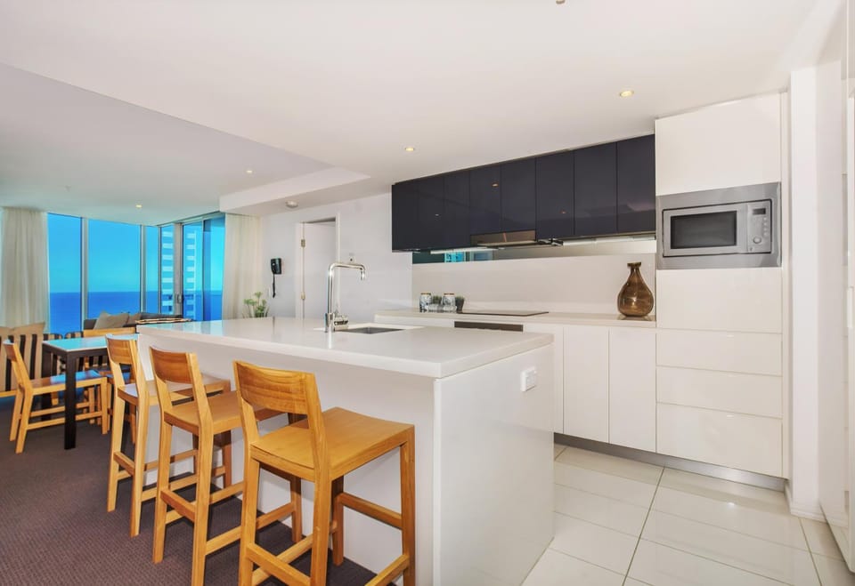 H Residences - High Floor Beachside Apartments by Coastal Letting Co Apartment in Surfers Paradise Boulevard