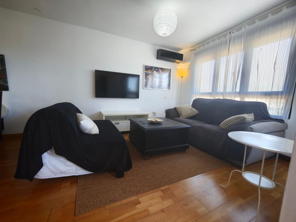 Communal lounge/ TV room, TV and multimedia, Living room, Seating area, Evening entertainment, air conditioner