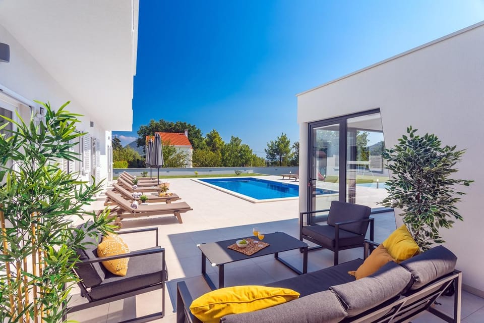 Property building, Balcony/Terrace, Seating area