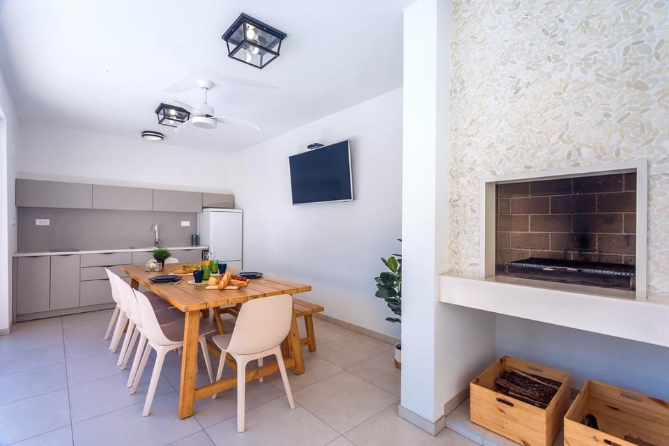 Property building, BBQ facilities, Seating area, Dining area