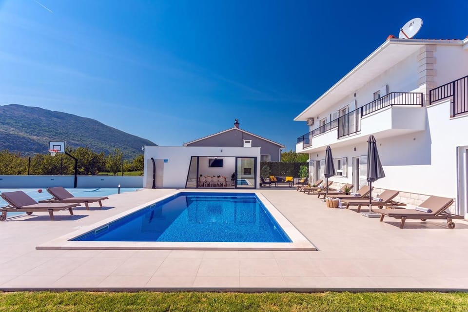 Game Room, Swimming pool, air conditioner