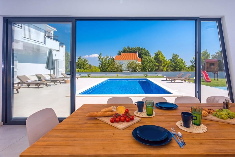 BBQ facilities, Seating area, Dining area