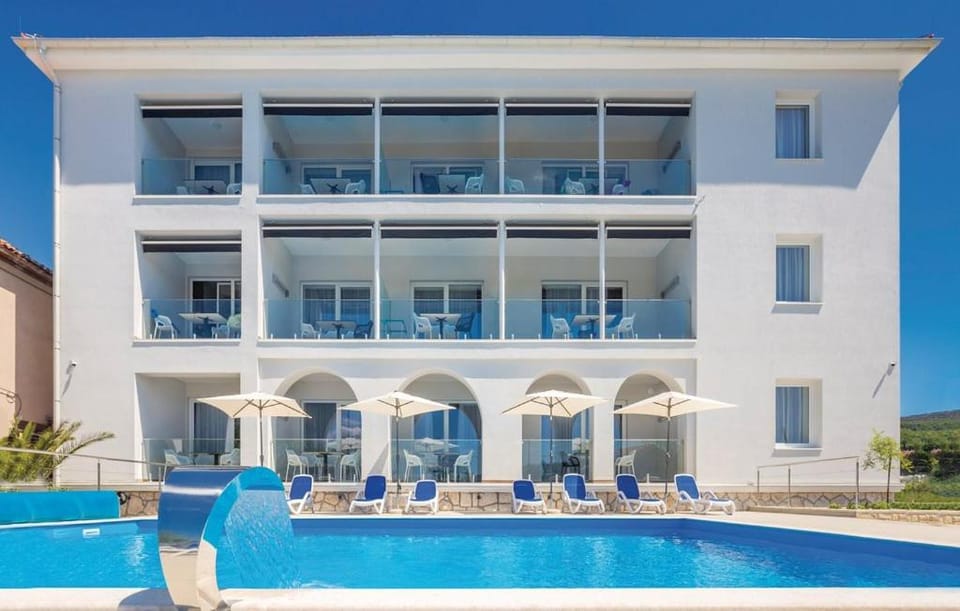 Property building, Swimming pool, Swimming pool