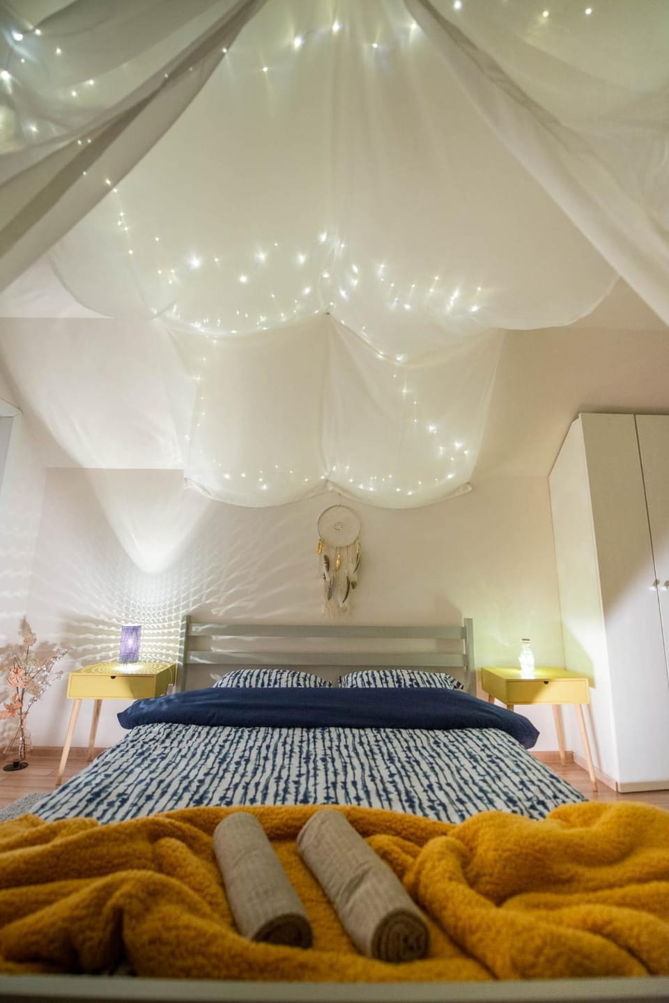 Bed, towels