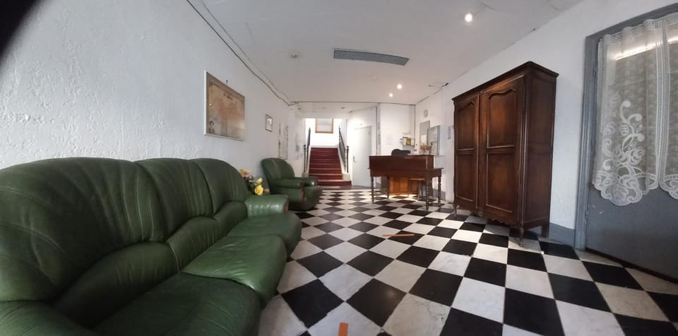 Hôtel Du Cours Hotel in Pertuis