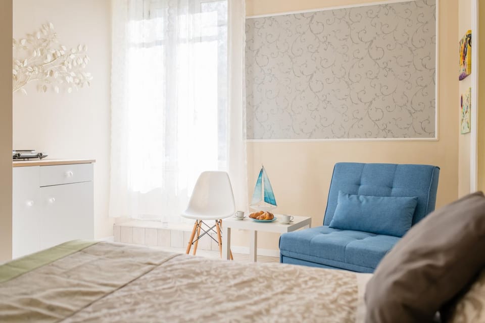 Bed, Decorative detail, Seating area