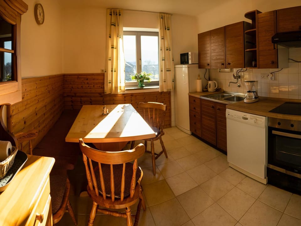 Coffee/tea facilities, Kitchen or kitchenette, Dining area, Communal kitchen