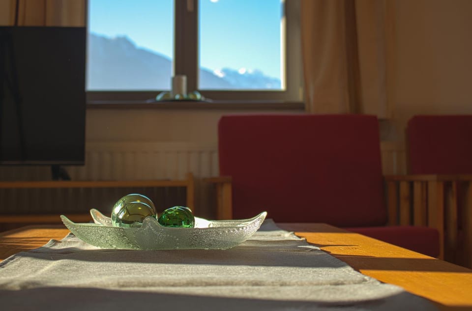 Nearby landmark, Communal lounge/ TV room, TV and multimedia, Living room, Other, Decorative detail, Lake view, Mountain view