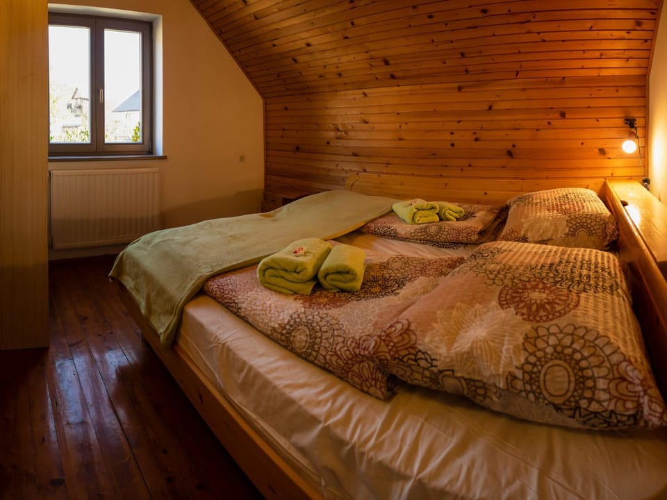 Bed, Other, Photo of the whole room, Decorative detail, Decorative detail, Bedroom