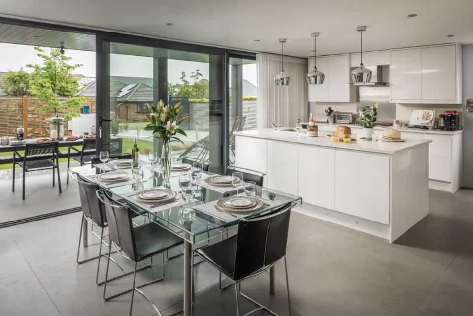 Patio, Kitchen or kitchenette, Photo of the whole room, Dining area