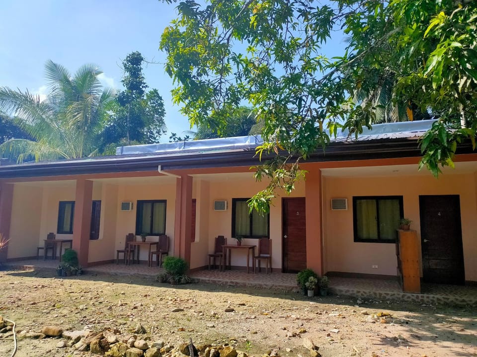 Two Season Tourist Inn Bed and Breakfast in San Vicente