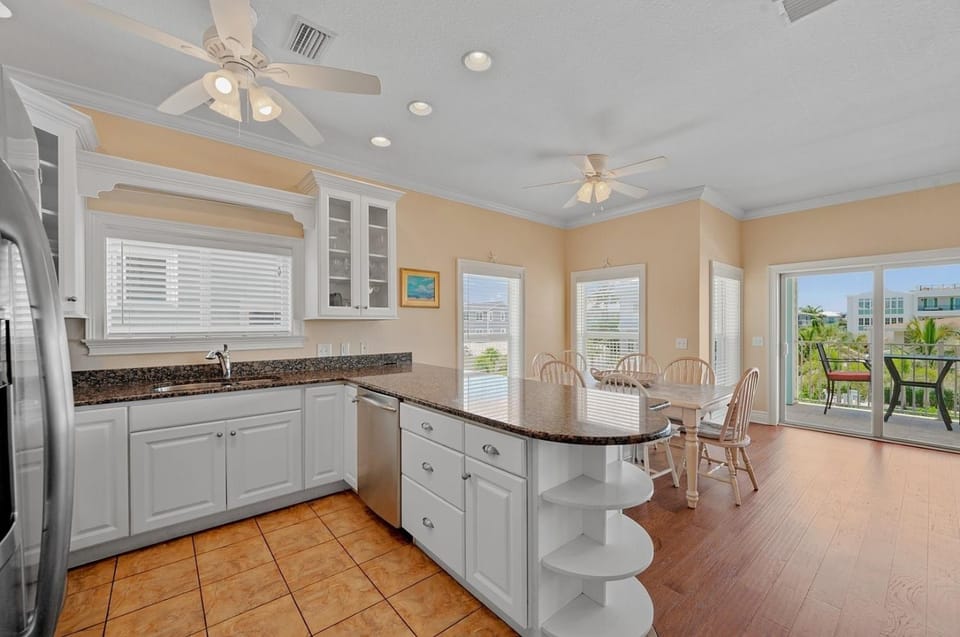 102 6Th St S-Downstairs Home House in Bradenton Beach
