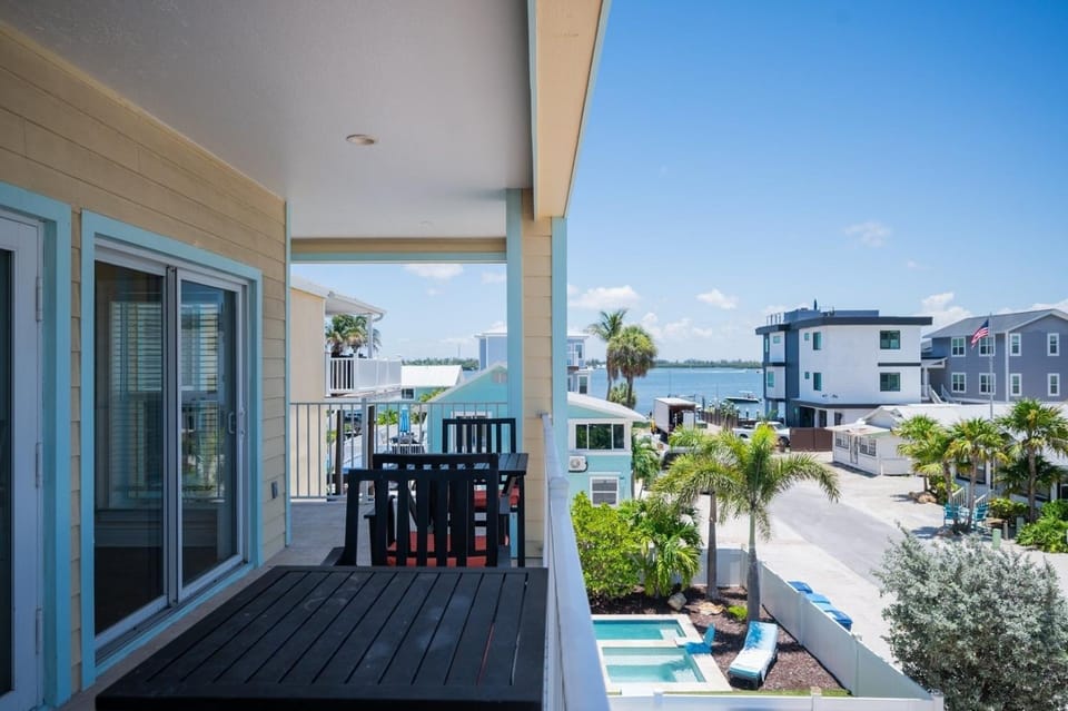 102 6Th St S-Downstairs Home House in Bradenton Beach
