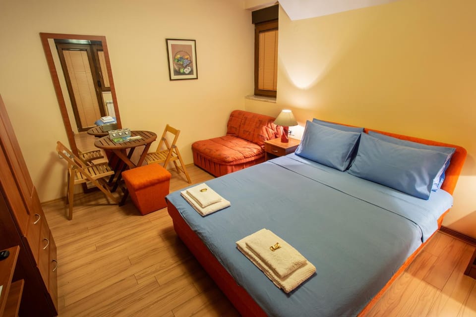Bed, Photo of the whole room, Seating area, Bedroom