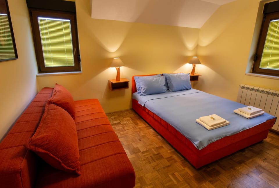 Bed, Living room, Photo of the whole room, Seating area, Bedroom, towels