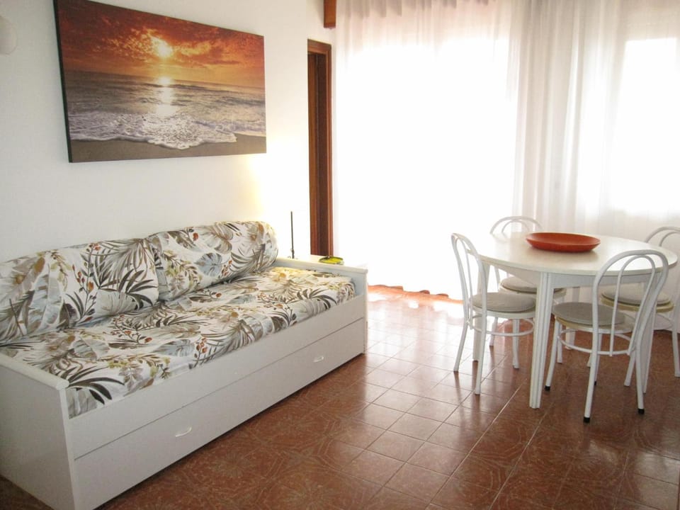 Bed, Living room, Seating area, Dining area
