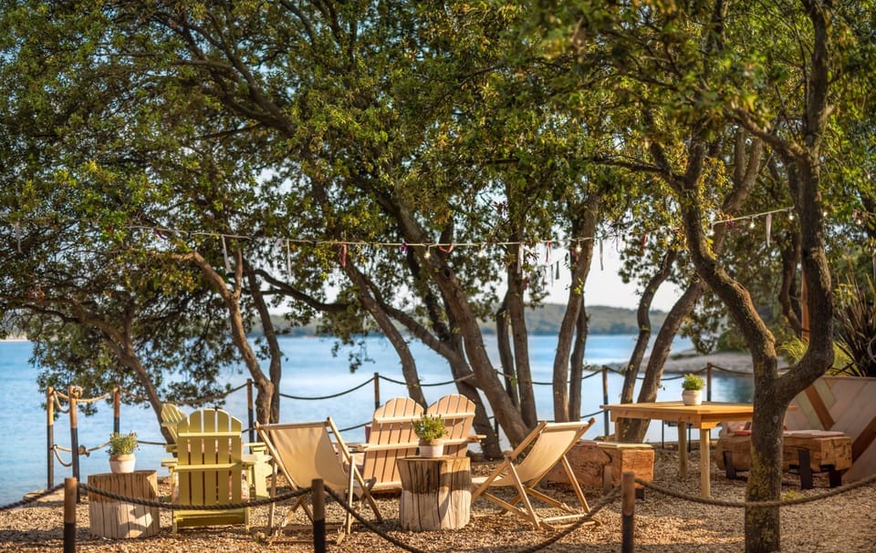 Restaurant/places to eat, Lounge or bar