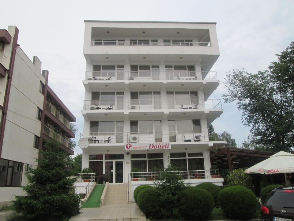Facade/entrance