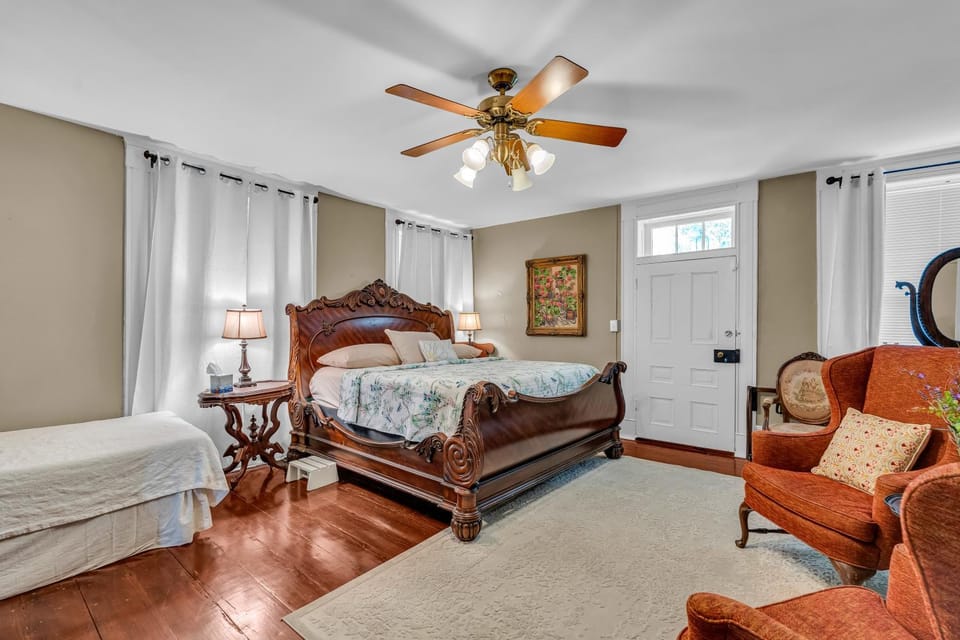 The Montgomery B&B Bed and Breakfast in Starkville