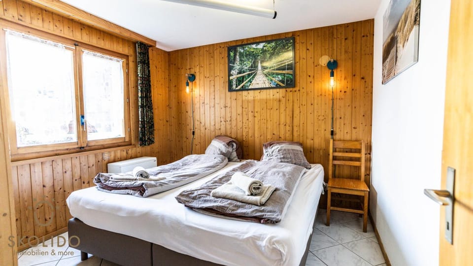 Photo of the whole room, Bedroom