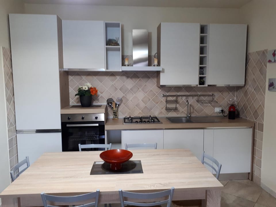 Kitchen or kitchenette, Dining area