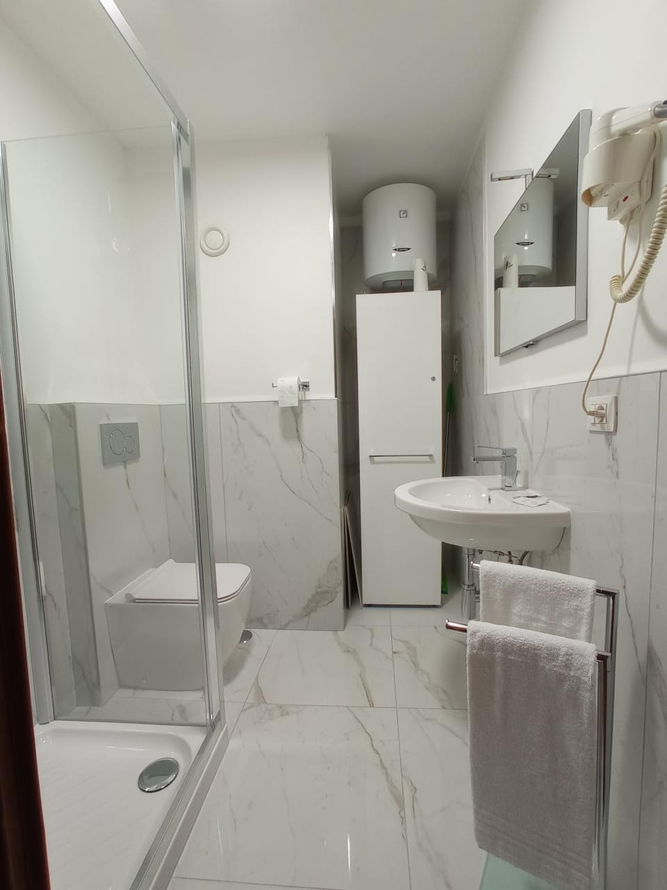 Shower, Toilet, Bathroom, towels