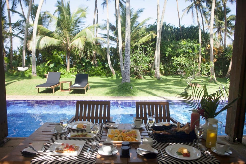 Food and drinks, Seating area, Dining area, Pool view, Continental breakfast