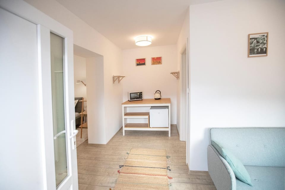 Seating area, Dining area, bunk bed