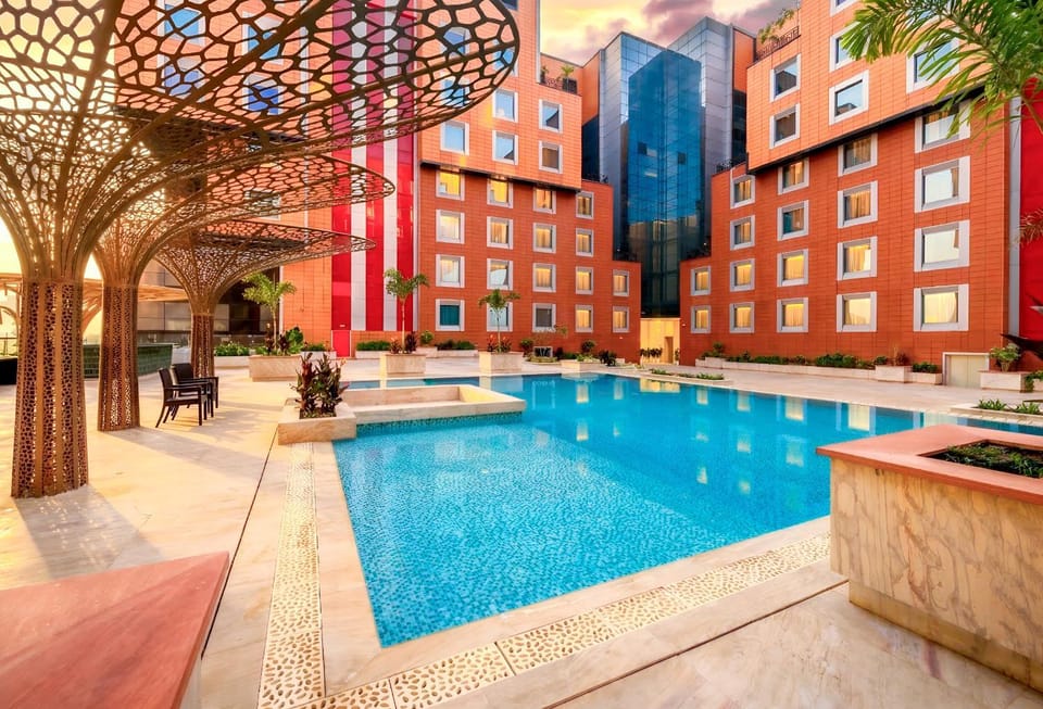 Property building, Day, Pool view, Swimming pool, sunbed