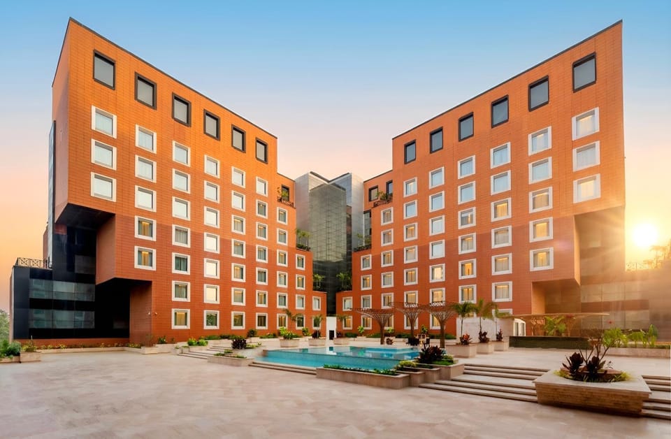 Property building, Day, Pool view, Swimming pool, Location