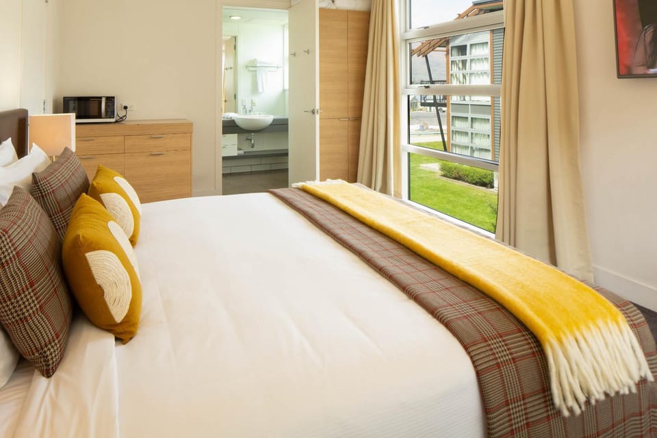 Bathroom, Kitchen or kitchenette, Bedroom, Garden view