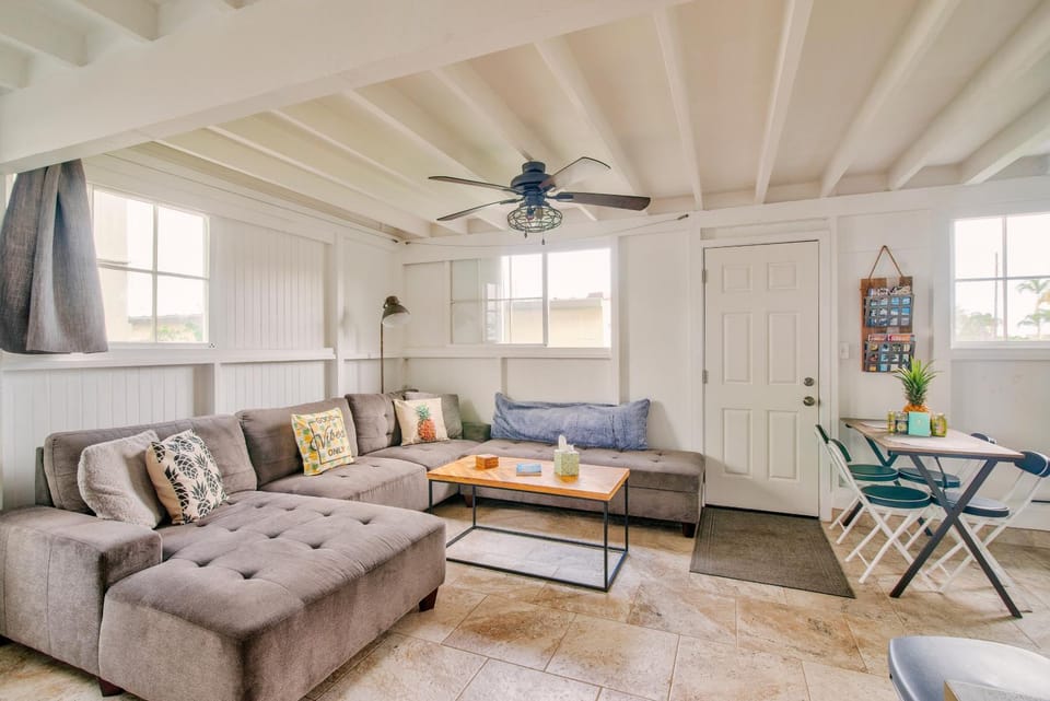 NEW - Pineapple Loft - Entire House Downtown Hilo with AC House in Hilo