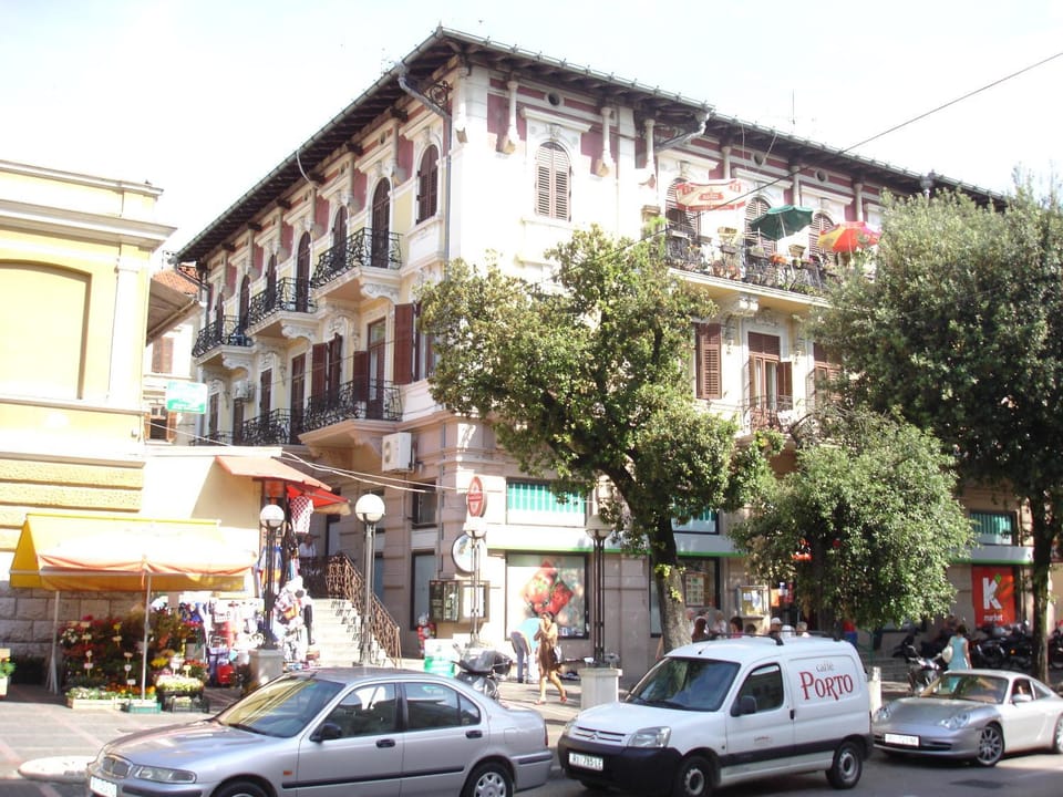 Facade/entrance