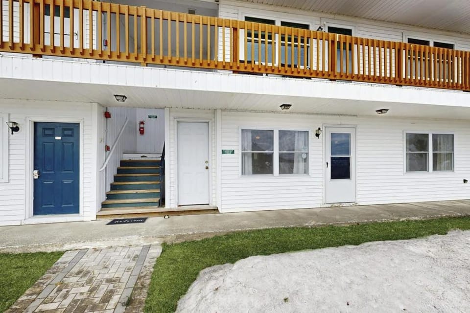 Property building, Day, Balcony/Terrace
