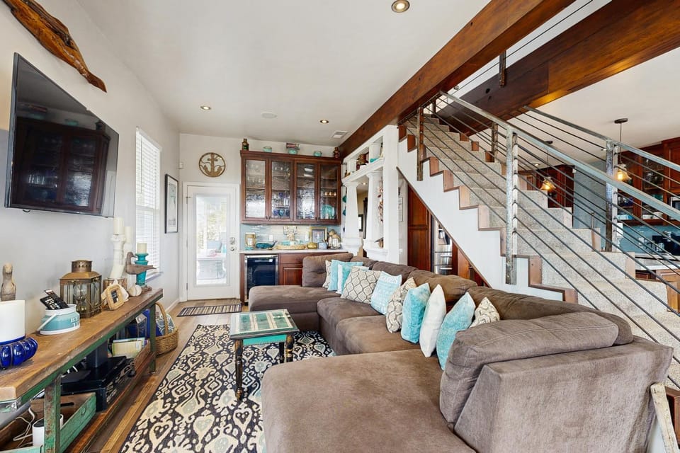 Mermaid Manor - Hot Tub & Steps to the Beach House in Cleone