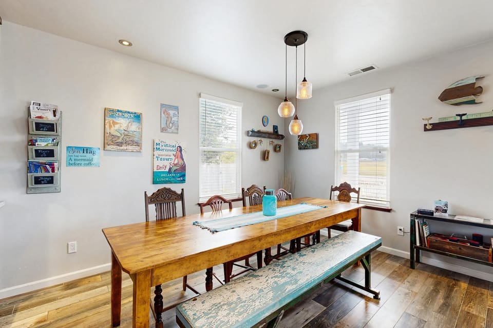 Mermaid Manor - Hot Tub & Steps to the Beach House in Cleone