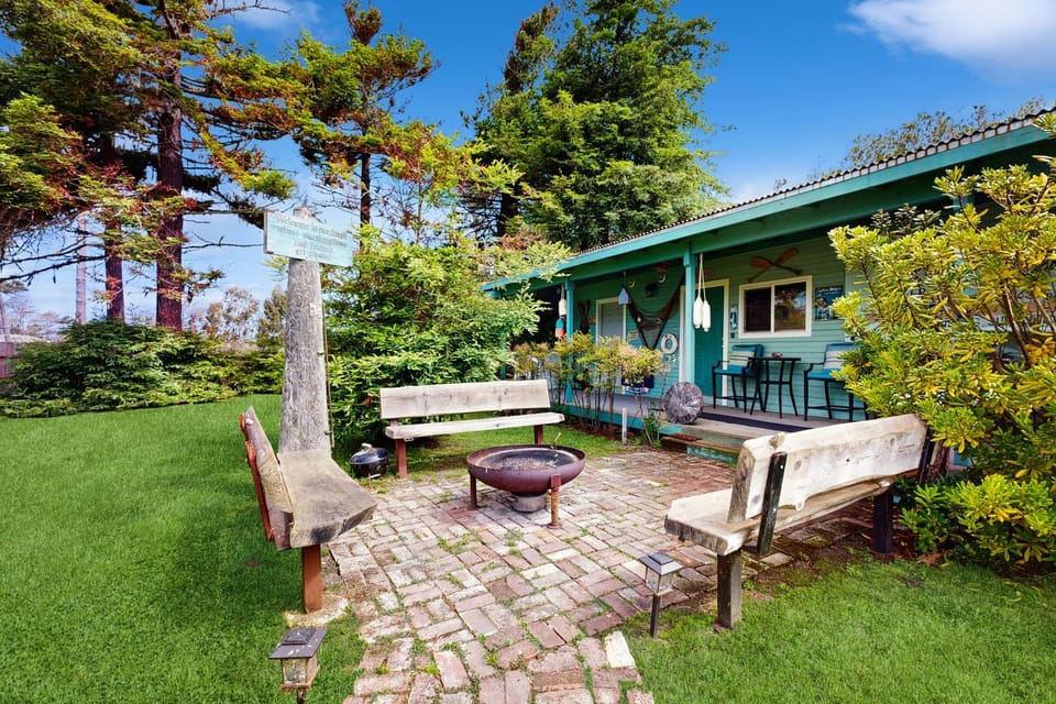 Mermaid Manor - Hot Tub & Steps to the Beach House in Cleone