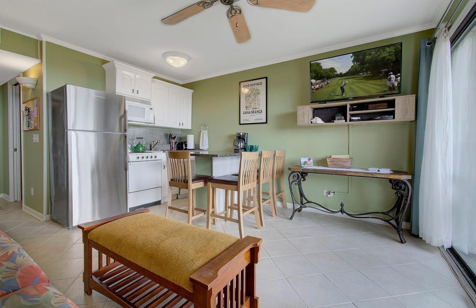 Kitchen or kitchenette, Living room, Seating area, Dining area, fireplace, minibar