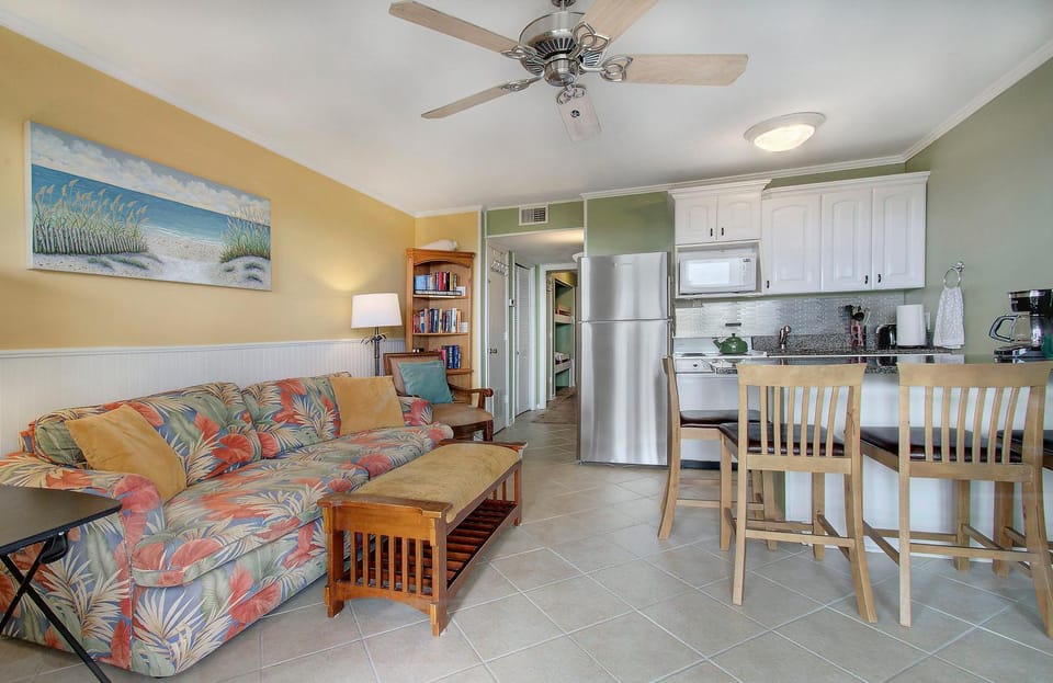 Kitchen or kitchenette, Living room, Seating area, Dining area, fireplace, minibar, pet friendly, stove
