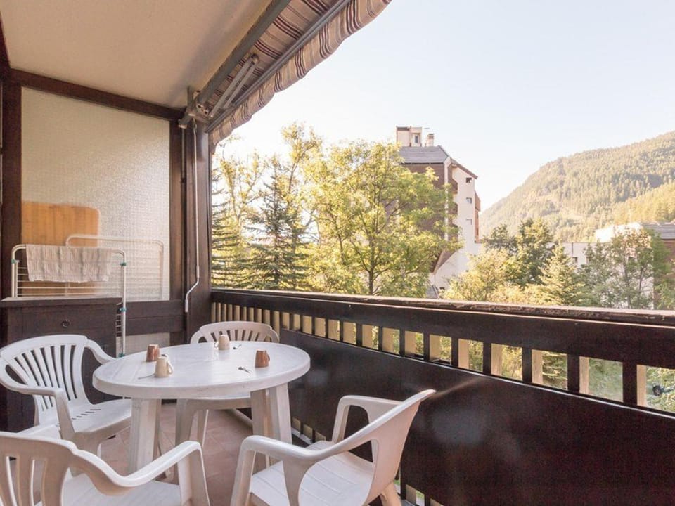 Studio chaleureux avec balcon à Serre-Chevalier, parking et casier à ski – 4 personnes - FR-1-330E-3 Apartment in Saint-Chaffrey