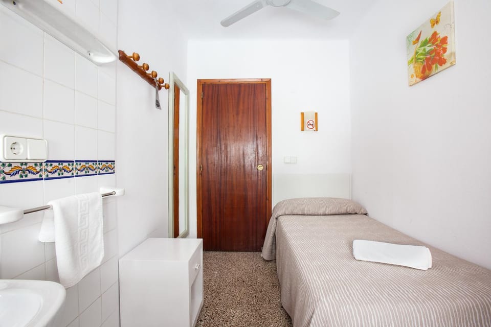 Photo of the whole room, air conditioner