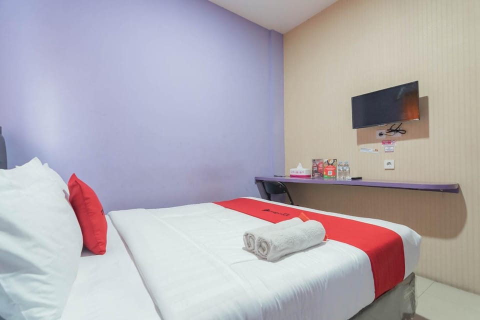 RedDoorz @ Gatot Subroto Street Bandung 3 Bed and Breakfast in Bandung