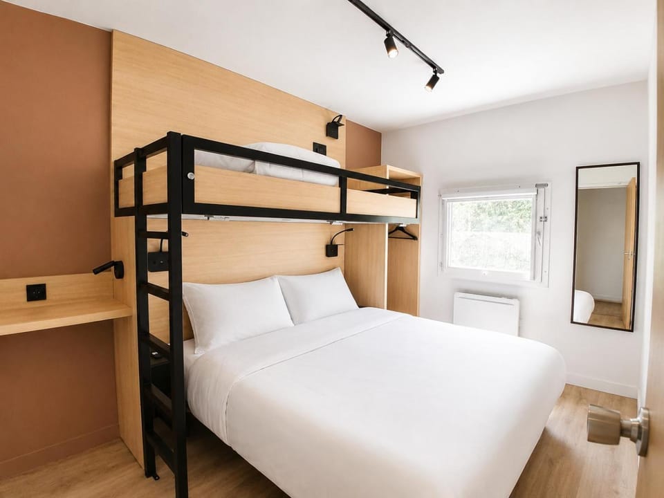 Bathroom, bunk bed, towels
